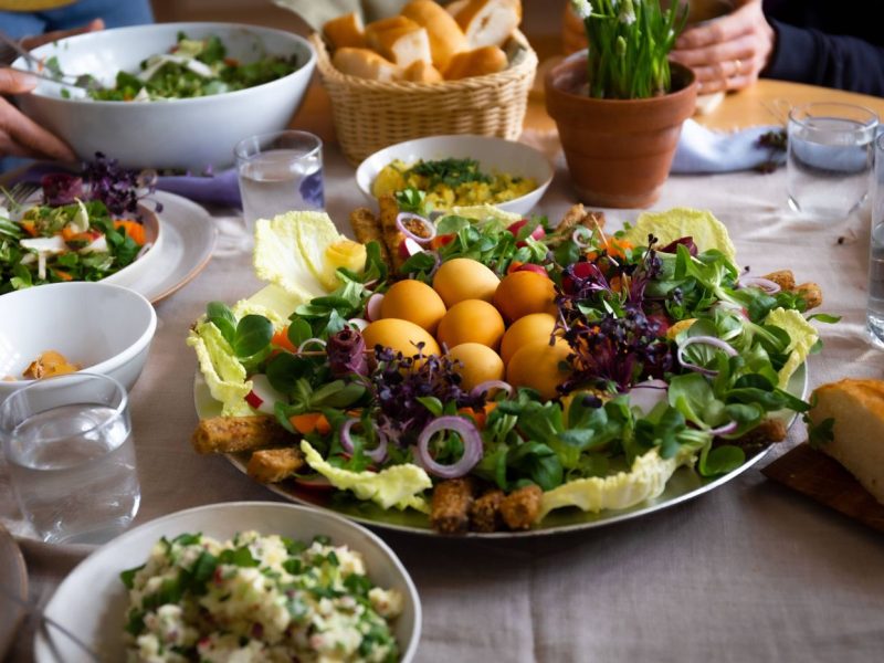 Salatkranz für Ostern am reich gedeckten Tisch
