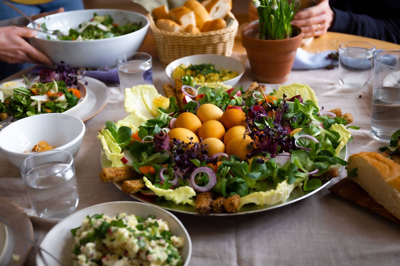 Salatkranz für Ostern am reich gedeckten Tisch