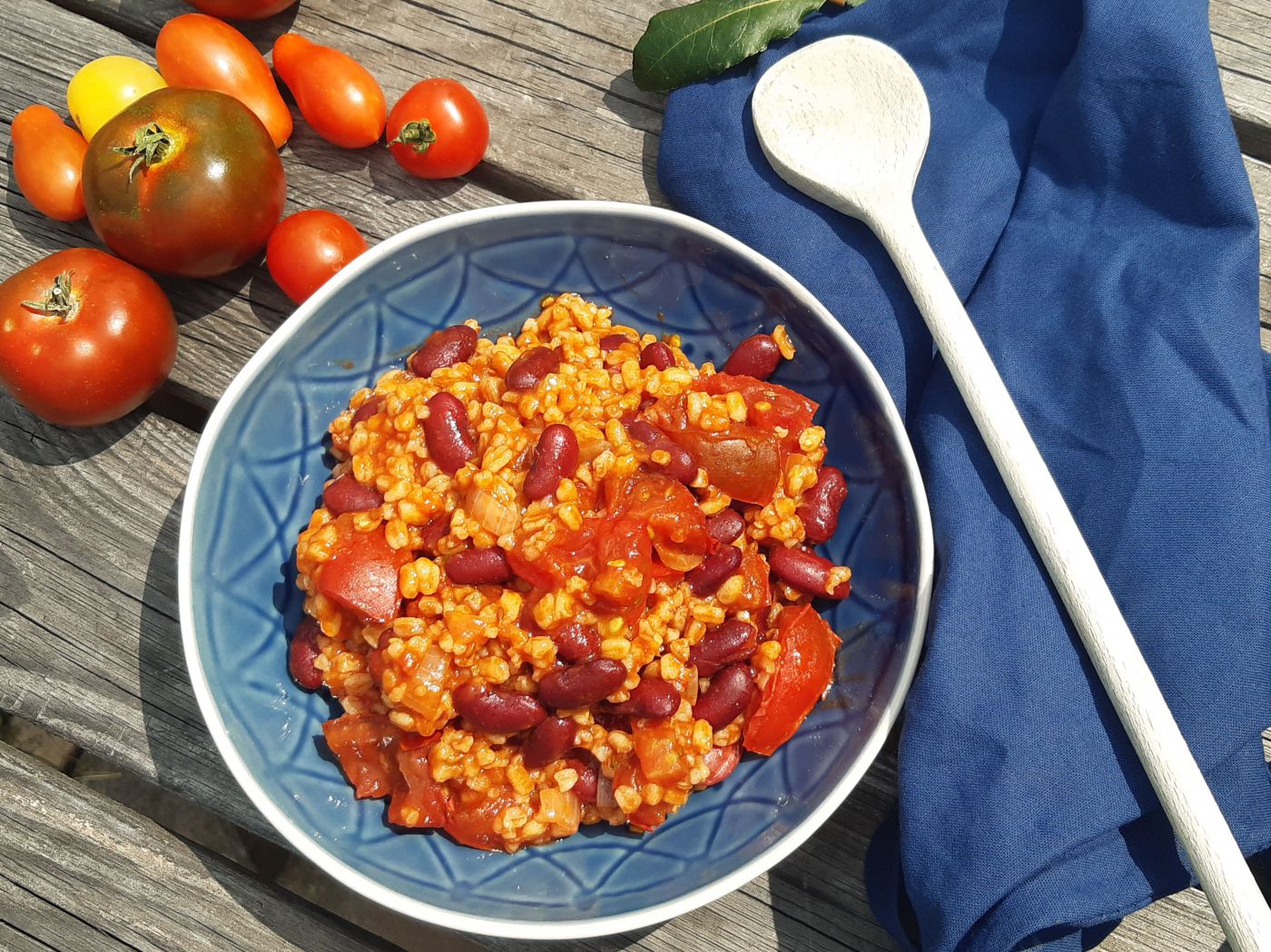 rotes Risotto in blauer Schüssel