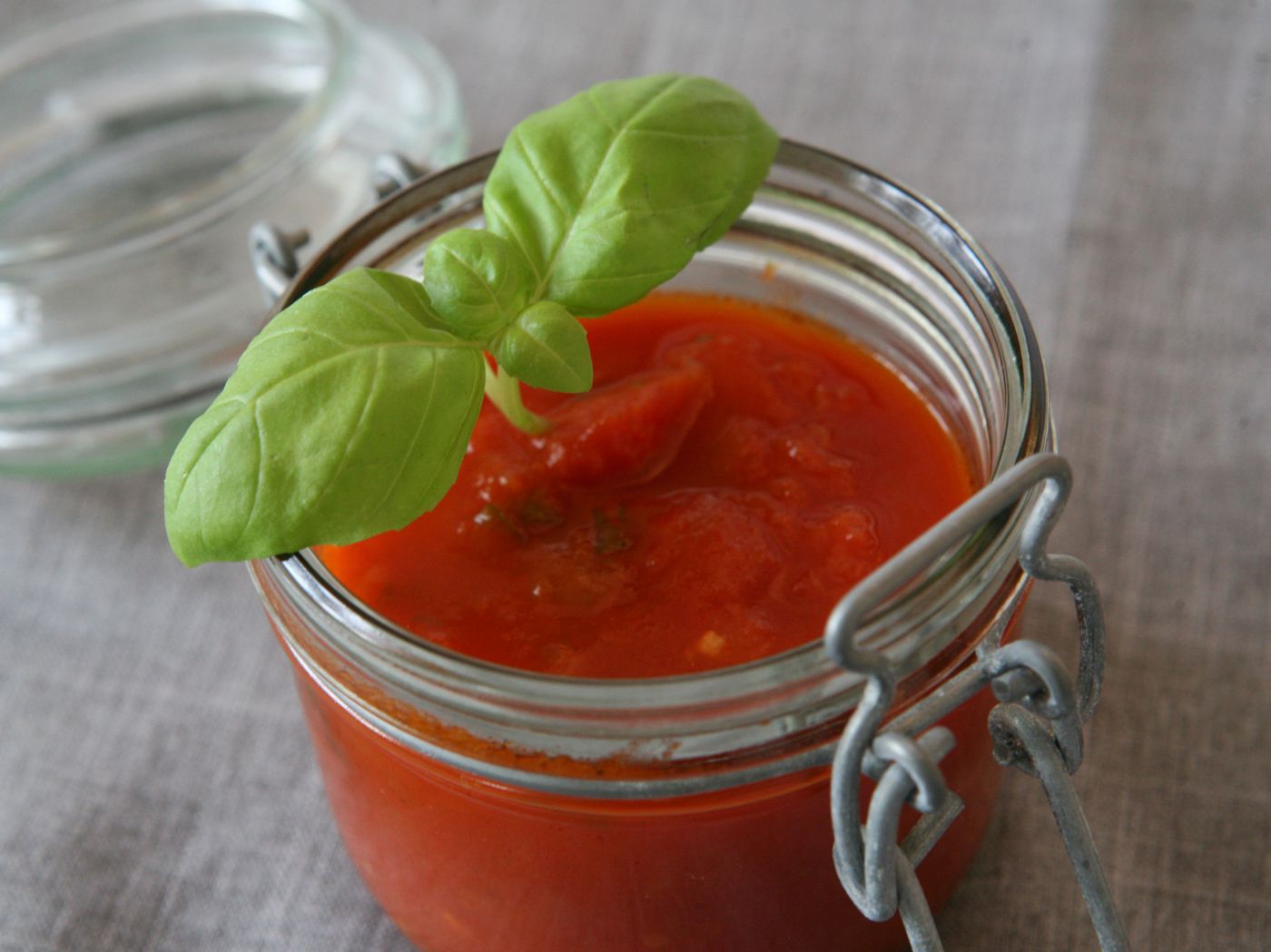 Tomatensugo im Glas