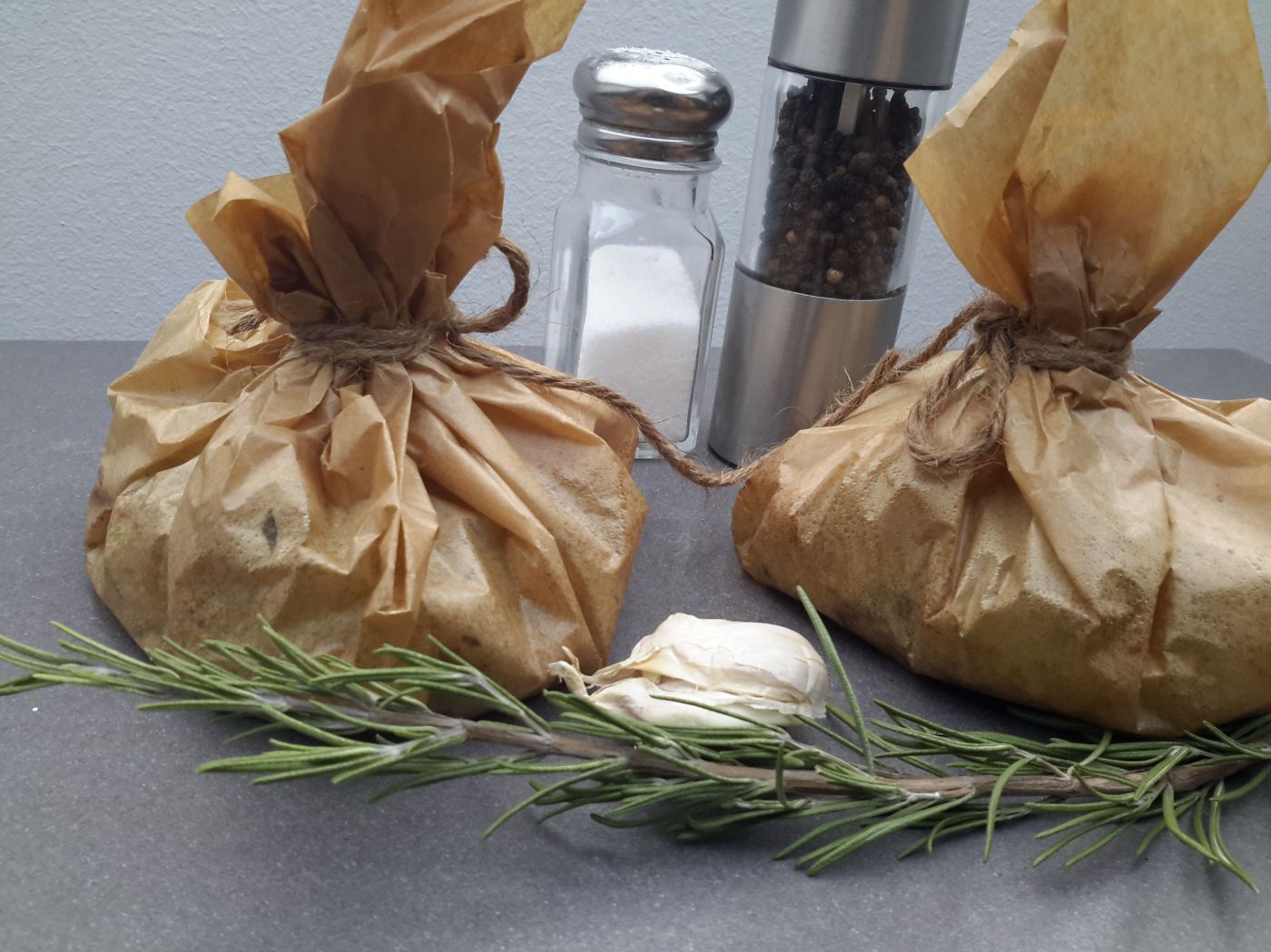 Pilze in Backpapier