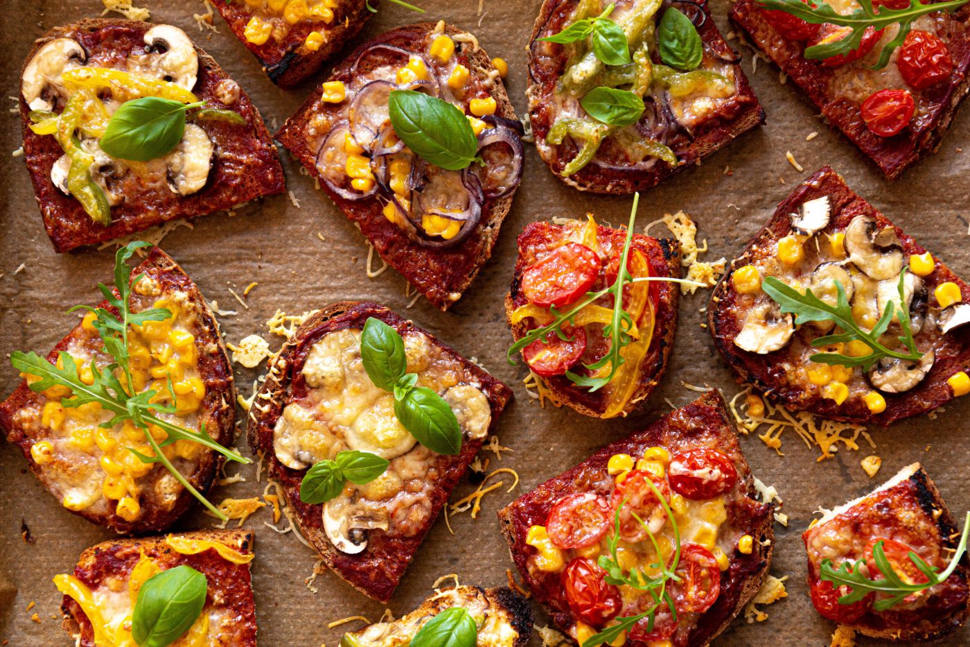 Belegte Pizzabrote mit Kräutern