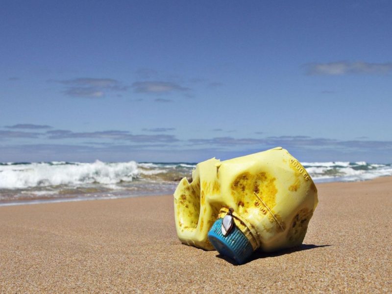Plastikflasche am Sandstrand