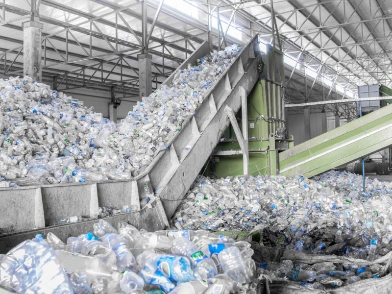 plastikflaschen-anlage_warloka79_adobestock_139350819