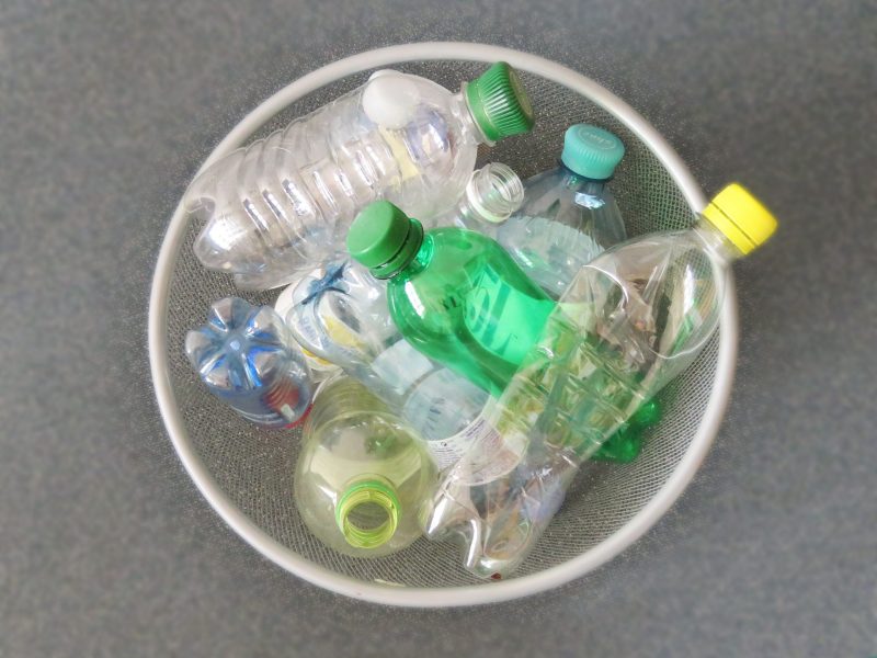 Zerbeulte Plastikflaschen in Mistkübel