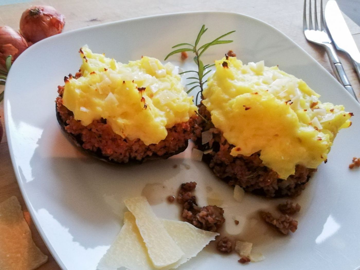 Portobello-Pilz mit Soja-Granulat-Füllung und Erdäpfelpüree obenauf