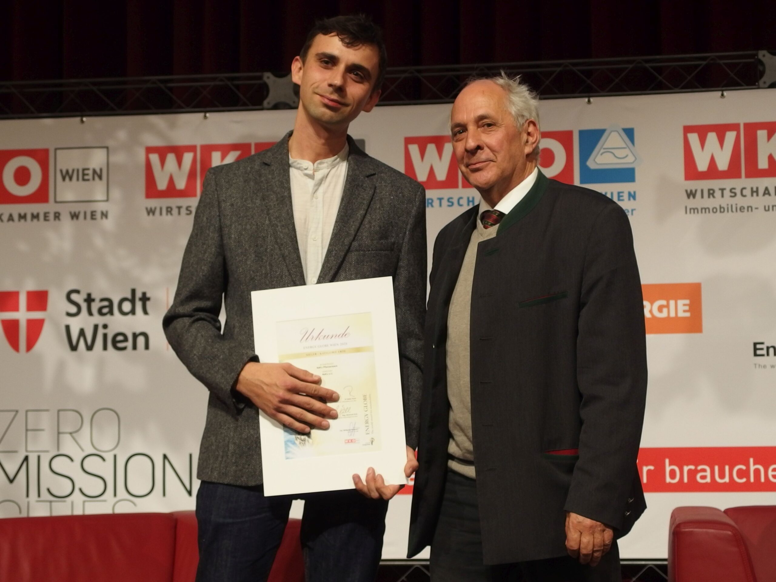 Preisverleihung: Maximilian Wagner (RepaNet, Let’sFIXit Projektleiter), Wolfgang Neumann (Geschäftsführer Energy Globe Foundation)