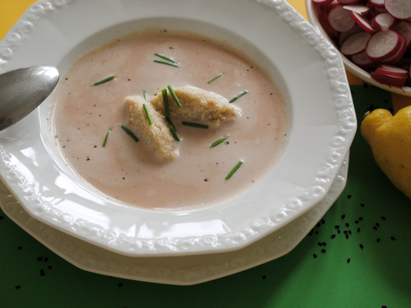 Radieschensuppe mit Muskatnockerl