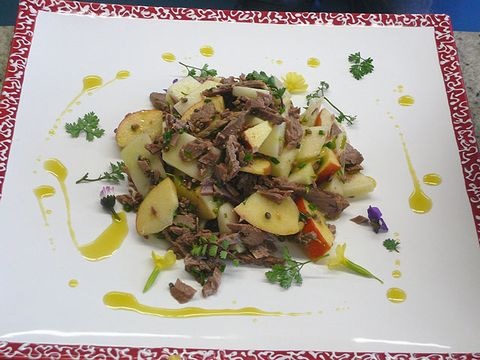 mariniertes Rindfleisch mit Äpfeln und Kohlrabi