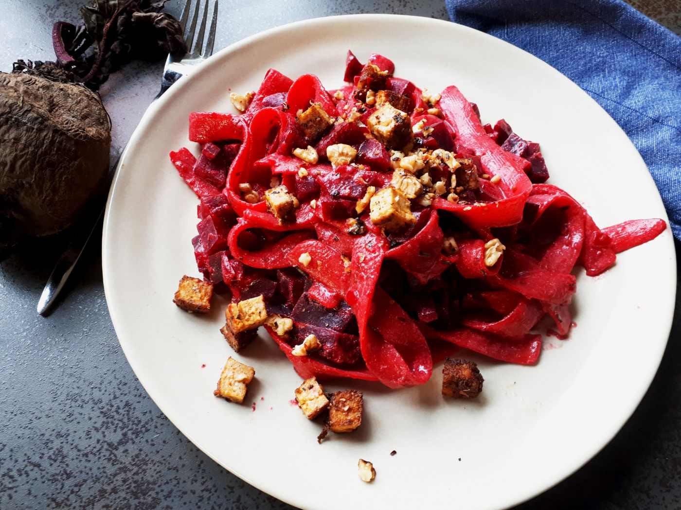 Rote Rüben Tagliatelle mit knusprig gebratenem Tofu