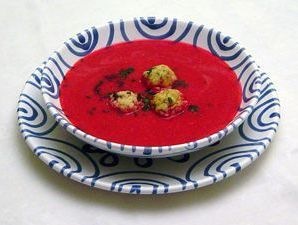 Rote Rübensuppe mit Krautknöderl