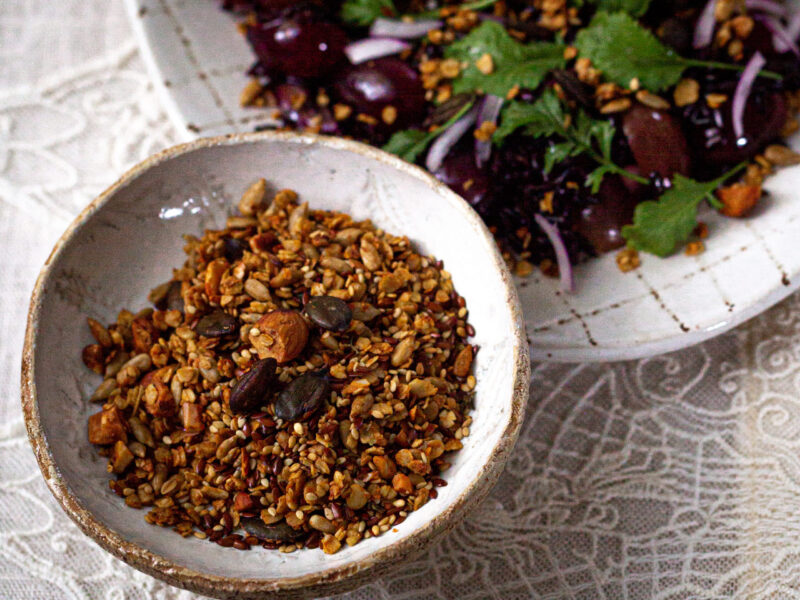Salziges Granola in einer weißen Schüssel.