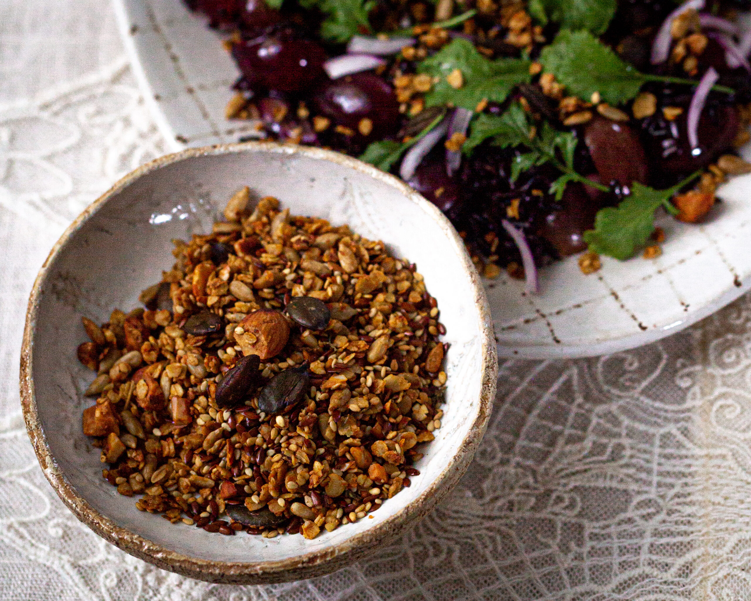 Salziges Granola in einer weißen Schüssel.