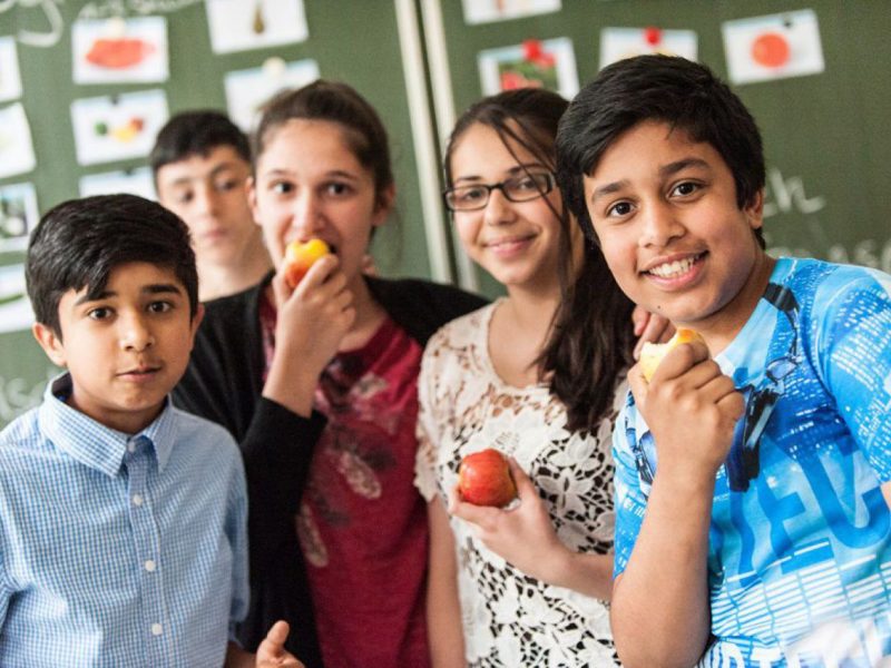 Kinder mit frischen Obst