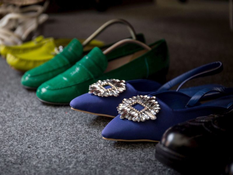 Schuhpaare in verschiedenen Farben und Stilen