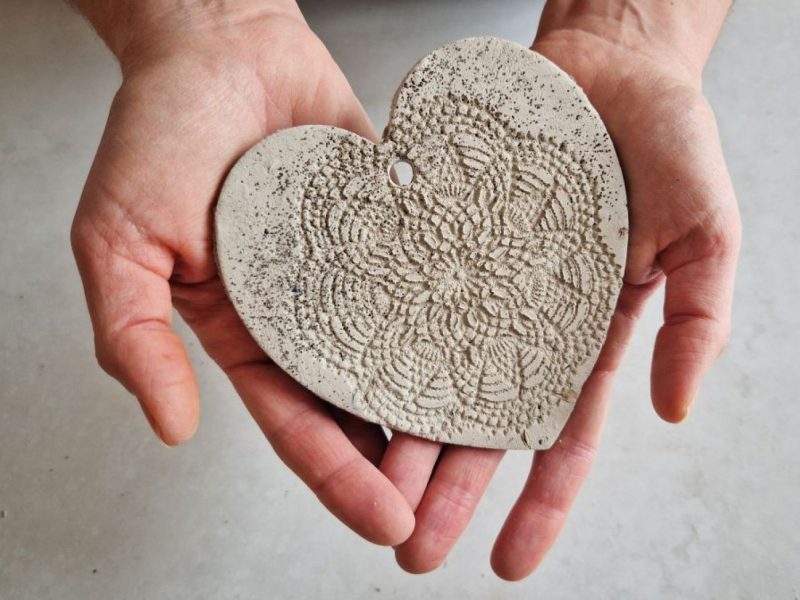 Ein Seedheart in zwei Händen