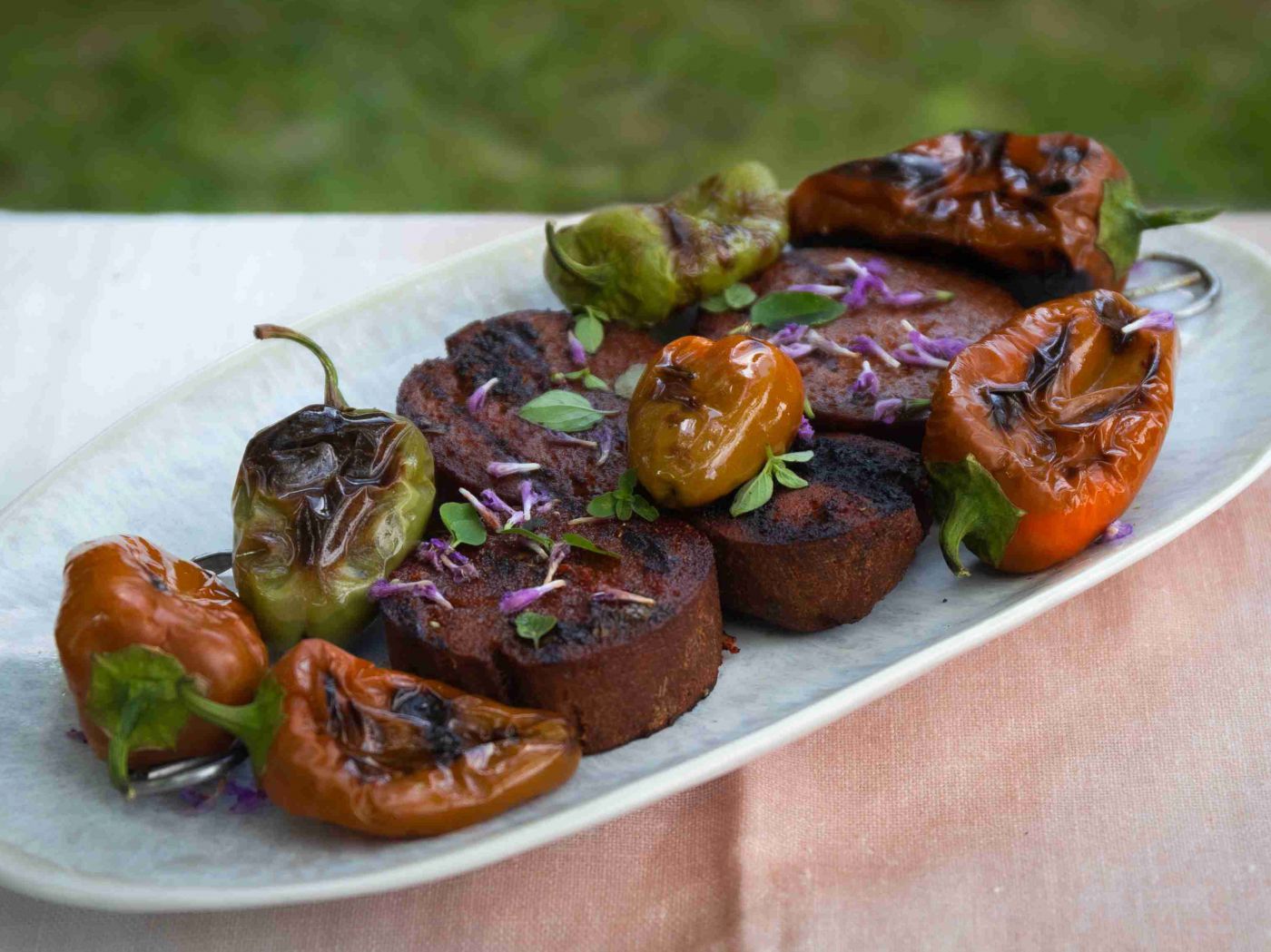 Gegrillte Seitan-Scheiben mit kleinen Paprikas