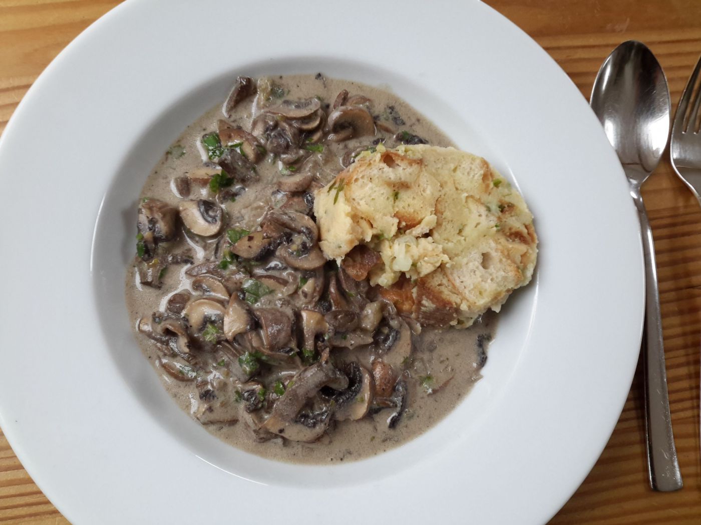 Serviettenknödel mit Schwammerlsauce