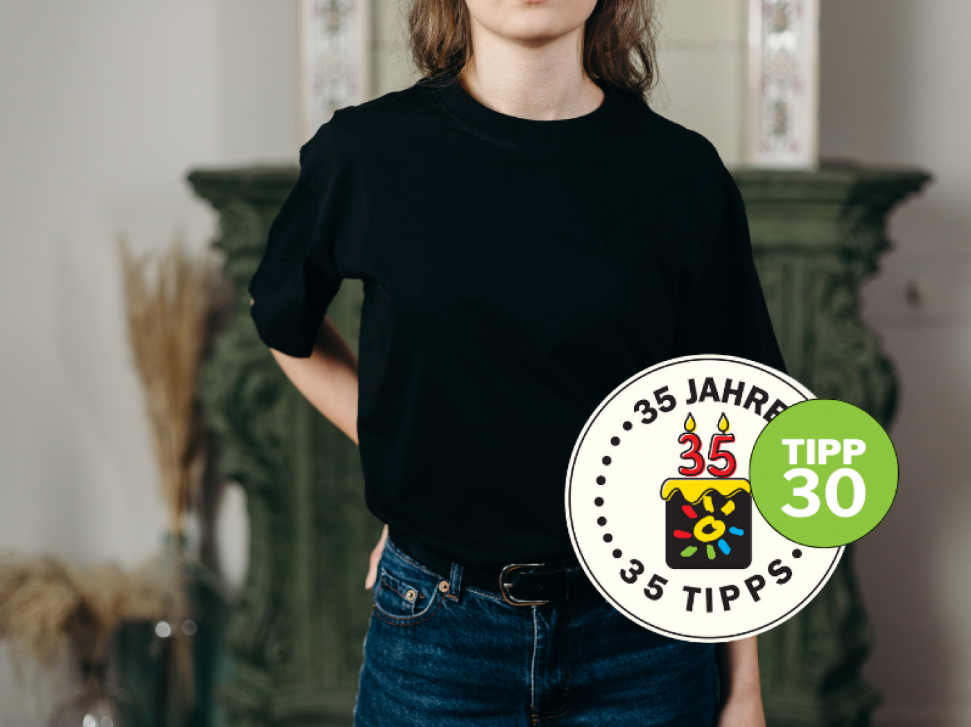 Frau trägt schwarzes Shirt