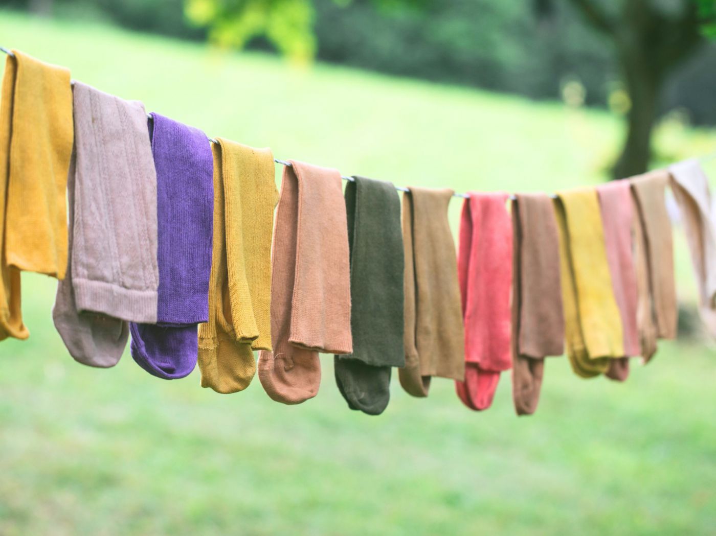 Mit Pflanzen gefärbte Socken