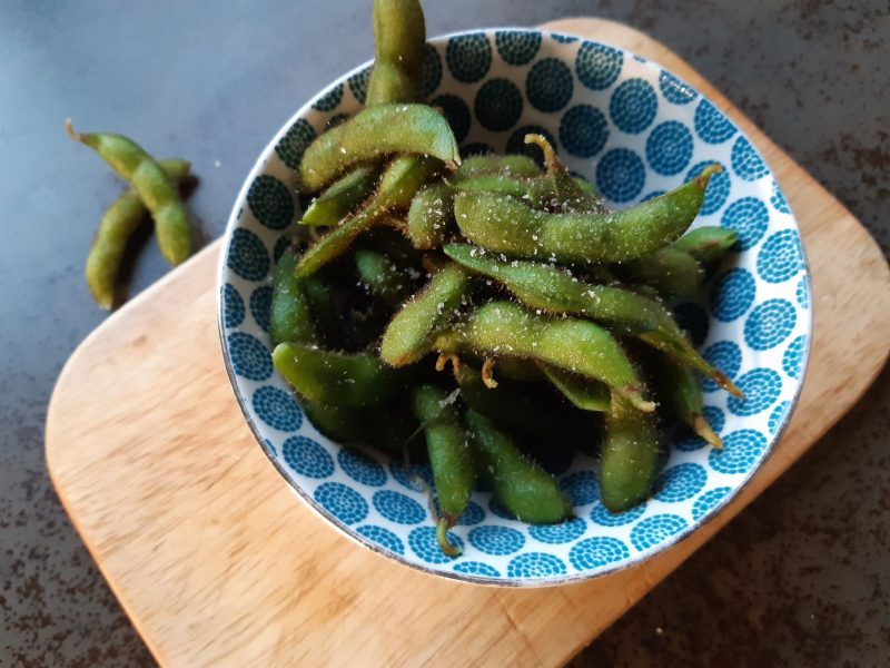 Edamame in einer blauen Schüssel