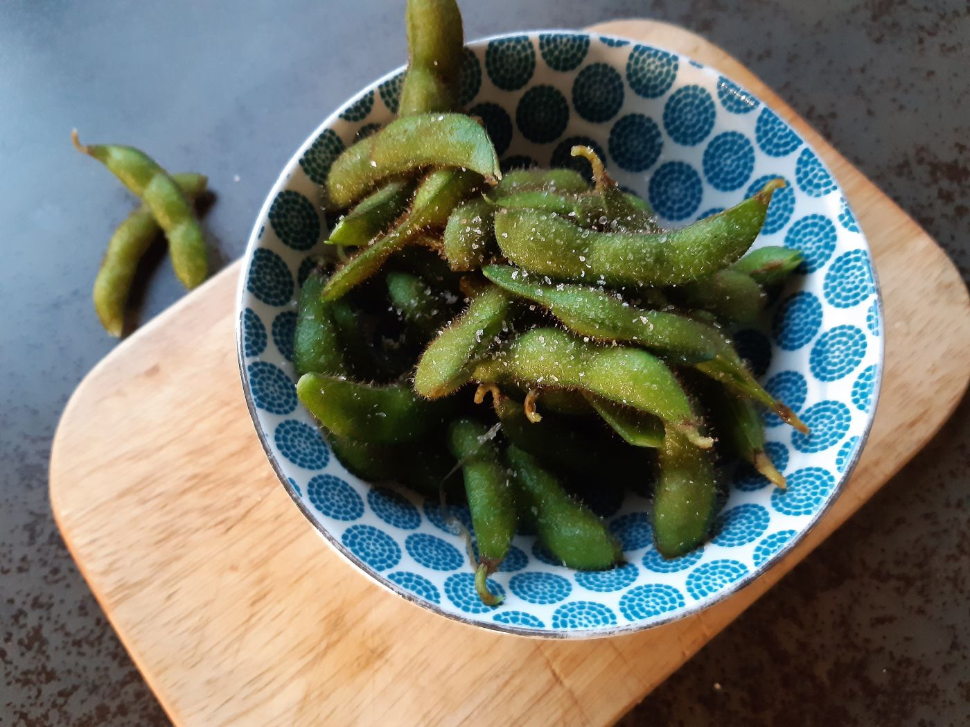 Edamame in einer blauen Schüssel