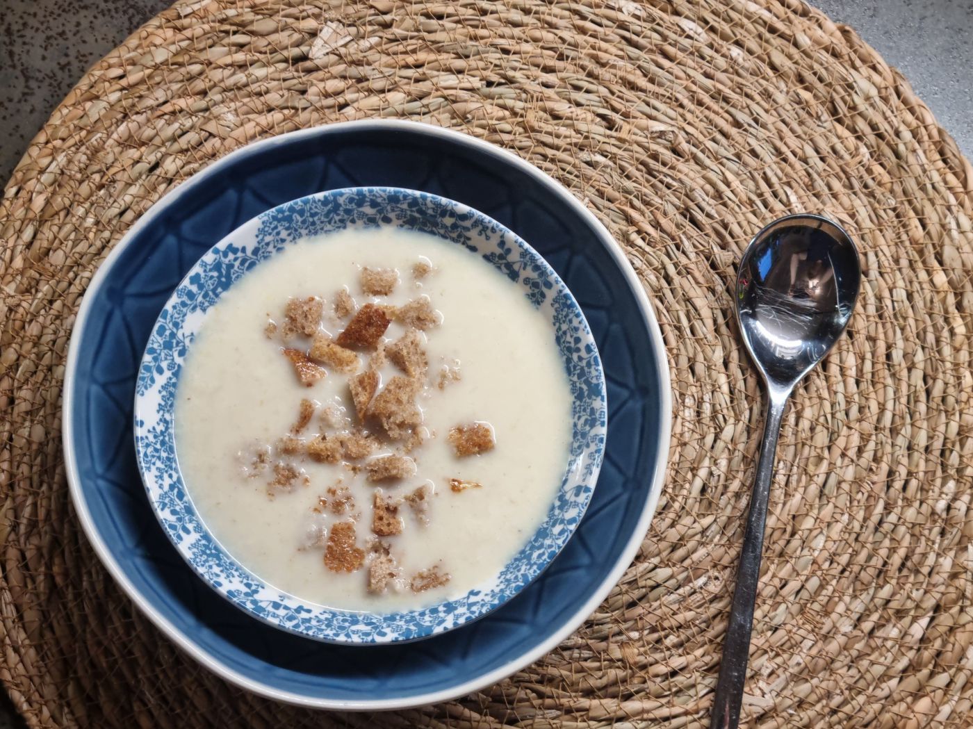 Spargelsuppe mit Brotcroutons in einer blauen Schüssel