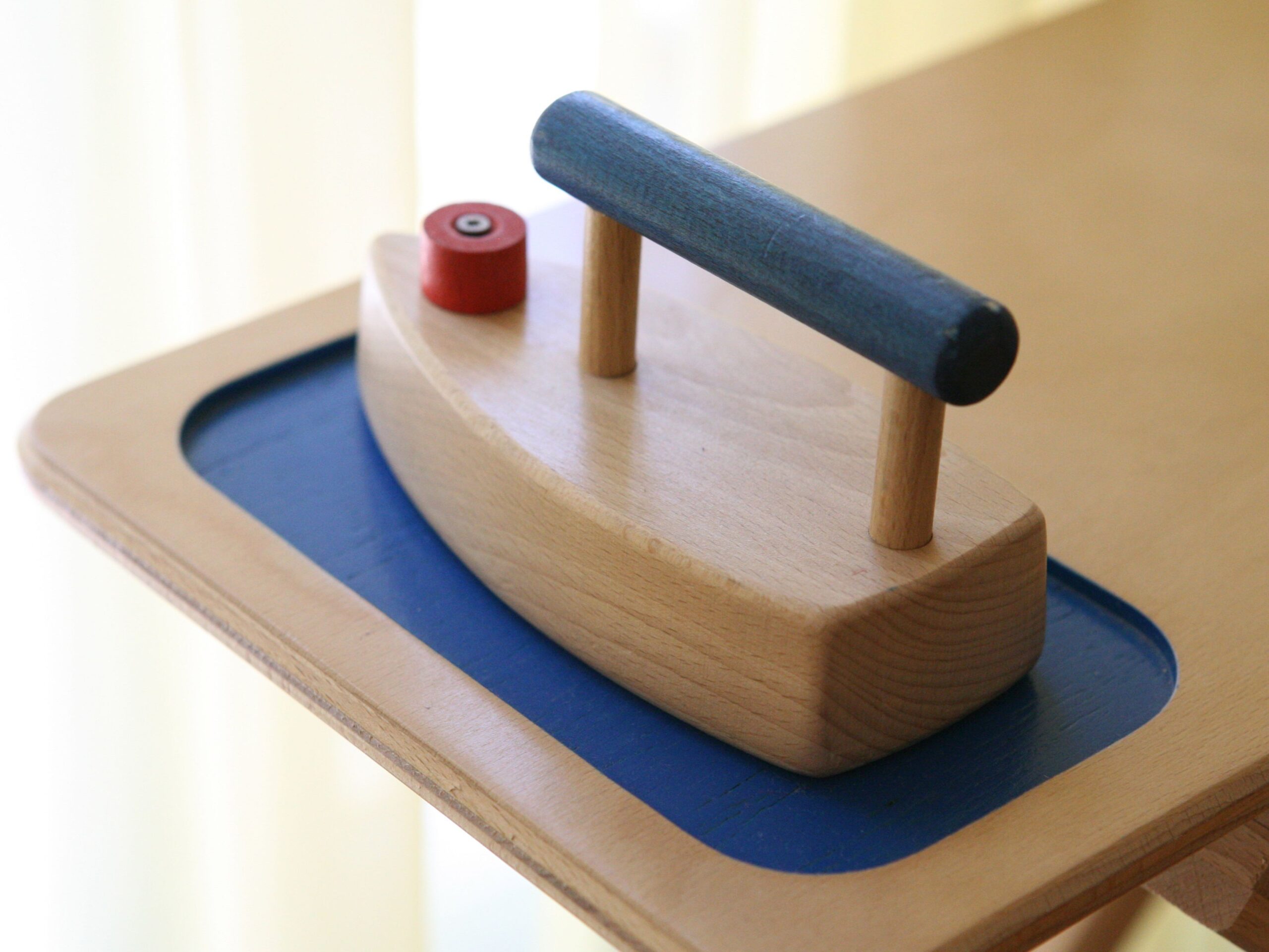 Spielzeugbügeleisen aus Holz