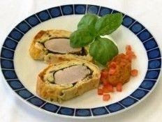 Erdäpfelstrudel mit Schweinsfilet und Paradeissauce