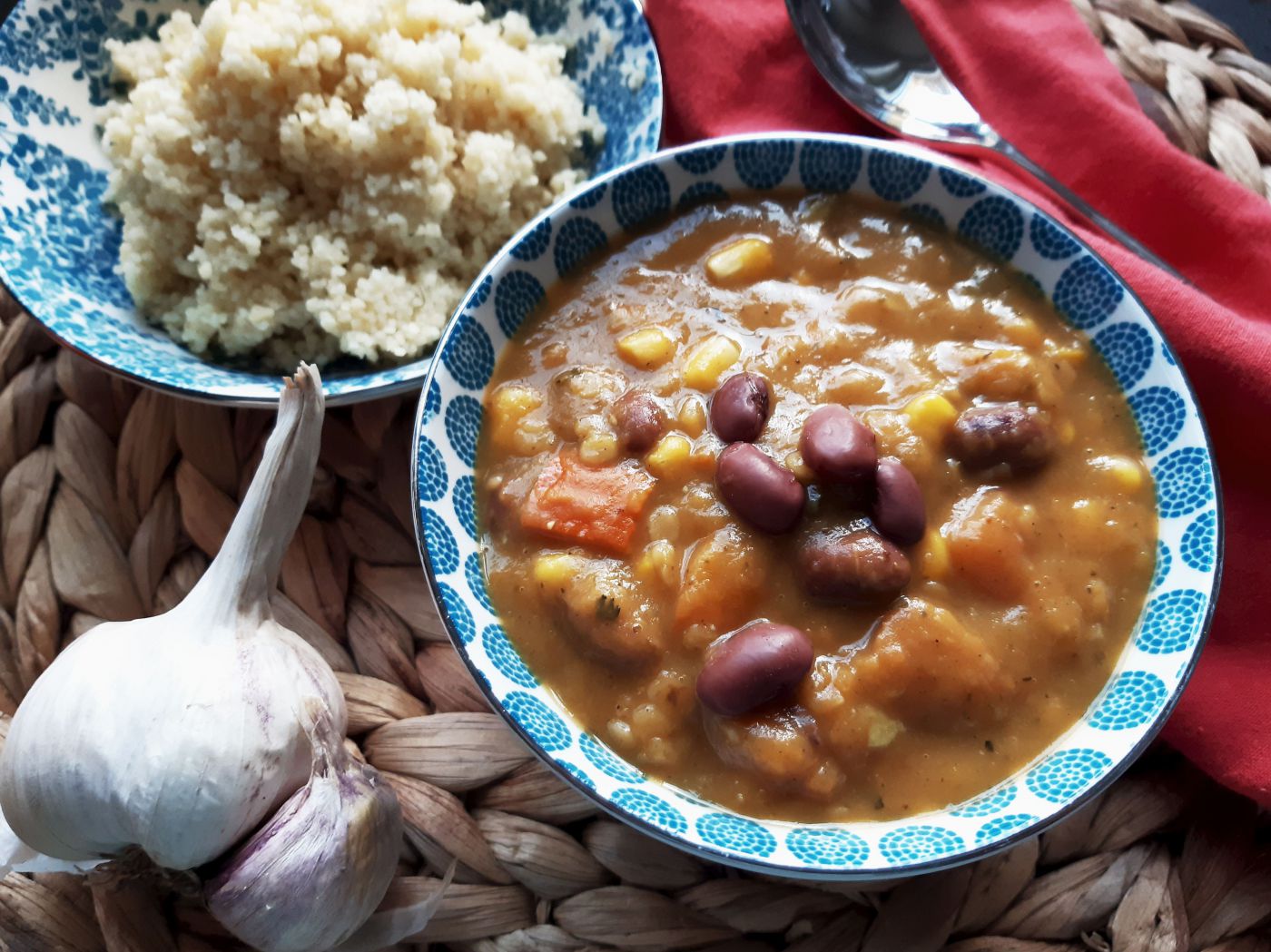 Süßkartoffel-Bohnen-Bowl mit Couscous in Schüsseln
