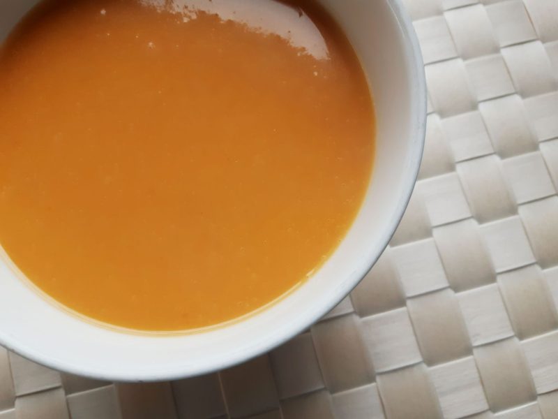 Schüssel mit Süßkartoffelsuppe