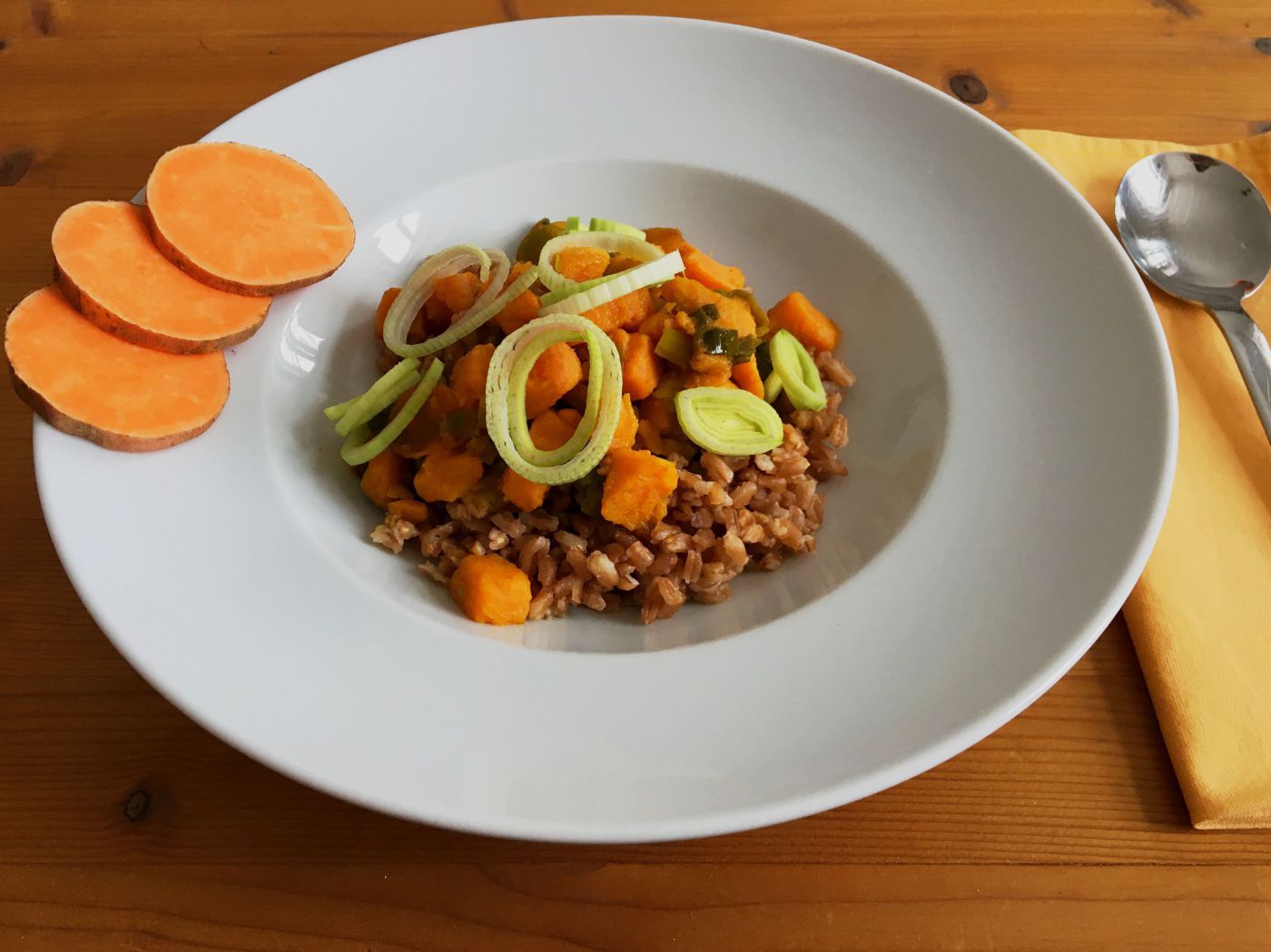 Süßkartoffelcurry mit Dinkelreis