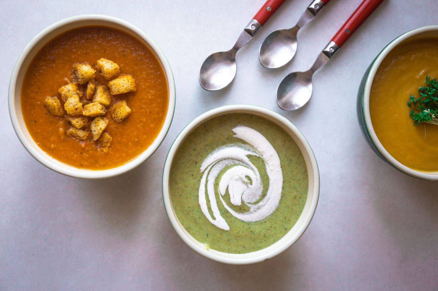 Bunte Cremsuppe mit Brotcroutons