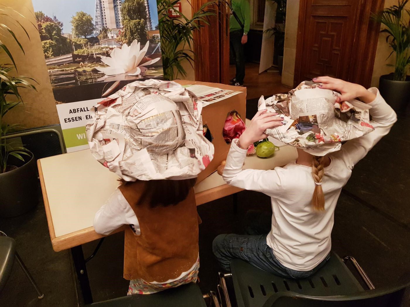 Kinder vor der Tastbox