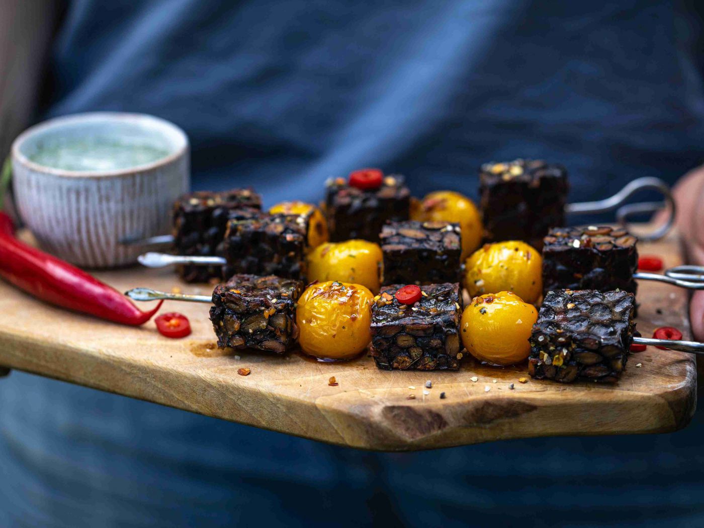 3 Spieße mit gegrilltem Tempeh und Cocktailtomaten