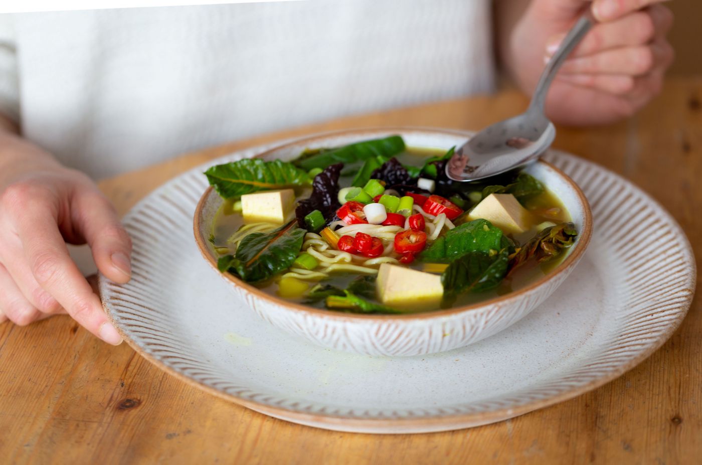 bunte, tibetische Suppe in weißer Schüssel