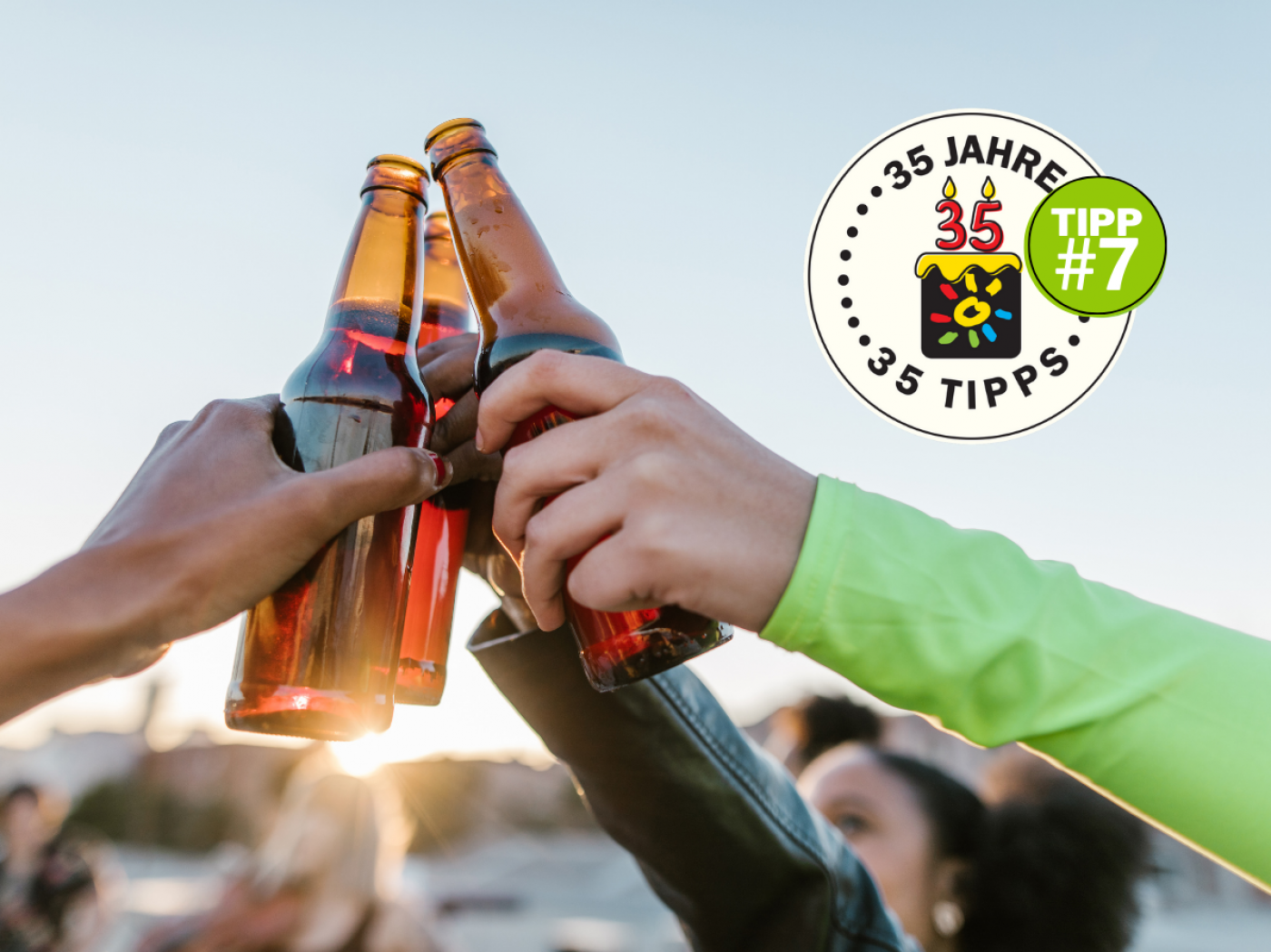 Mit Bierflaschen anstoßen