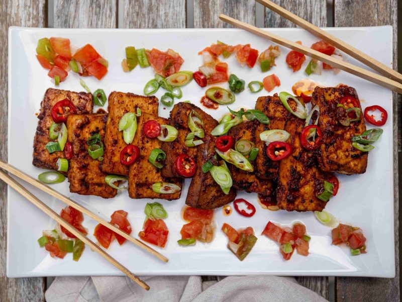 Gegrillter Tofu verziert mit Frühlingszwiebeln und Chilis