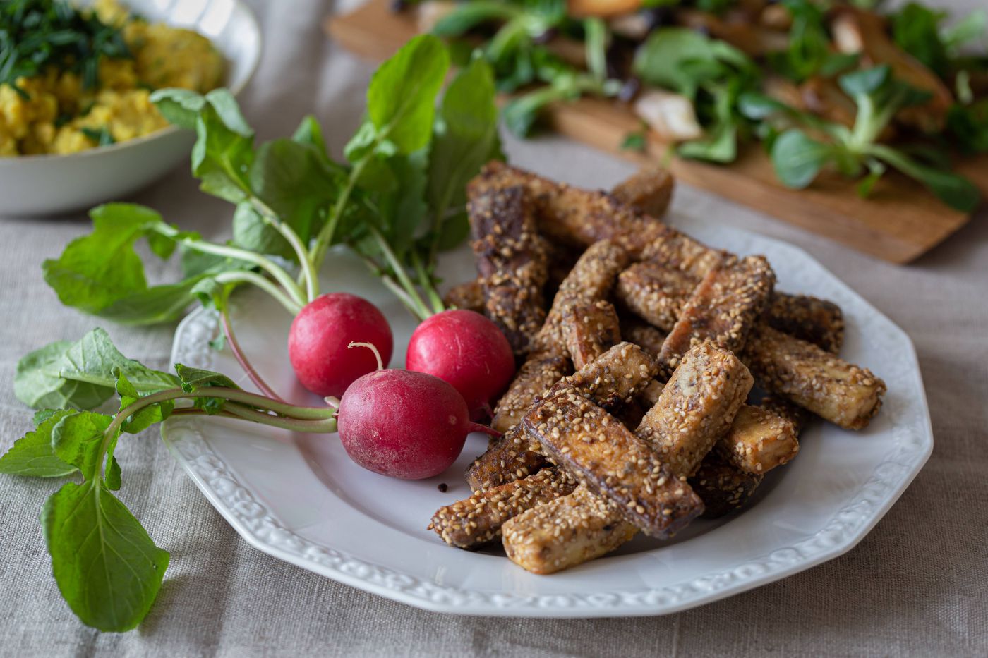 würzige Tofusticks in Sesampanier