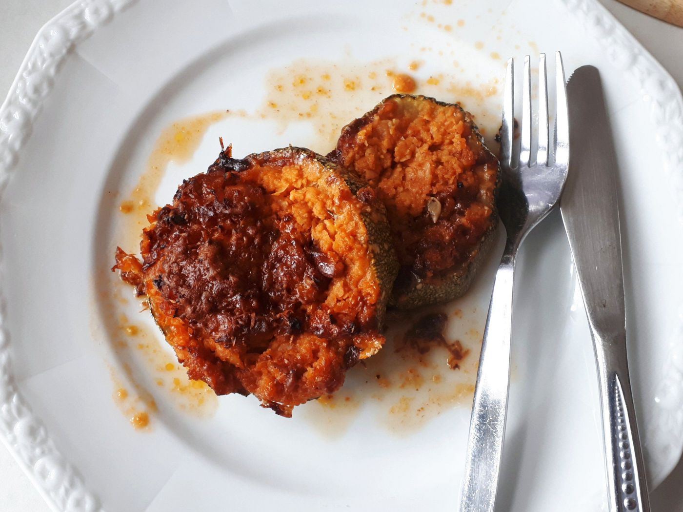 Überbackene Zucchini mit Kichererbsenfülle