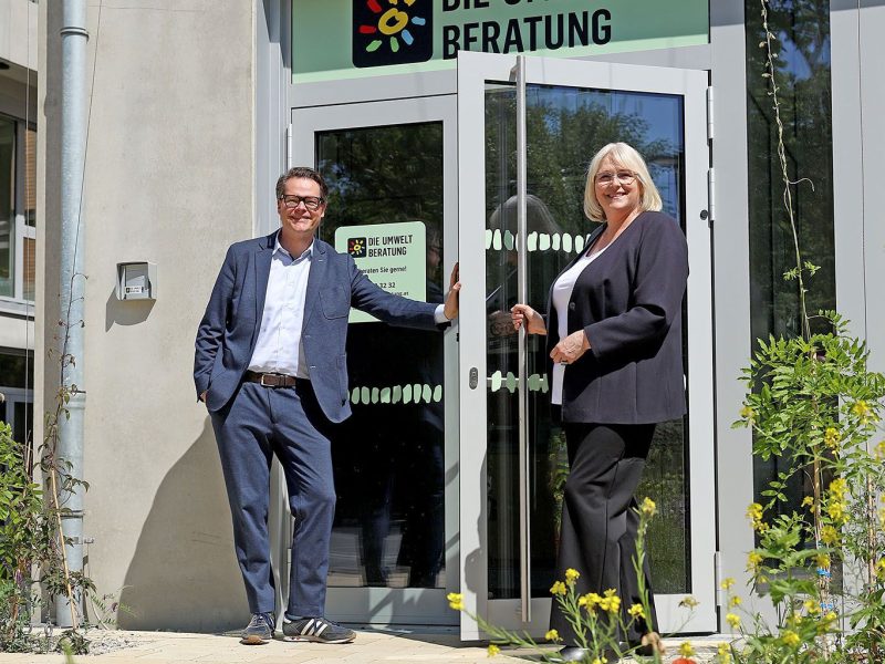 Klimastadtrat Jürgen Czernohorszky und Elisabeth Tangl, Leiterin von DIE UMWELTBERATUNG, beim Büroeingang