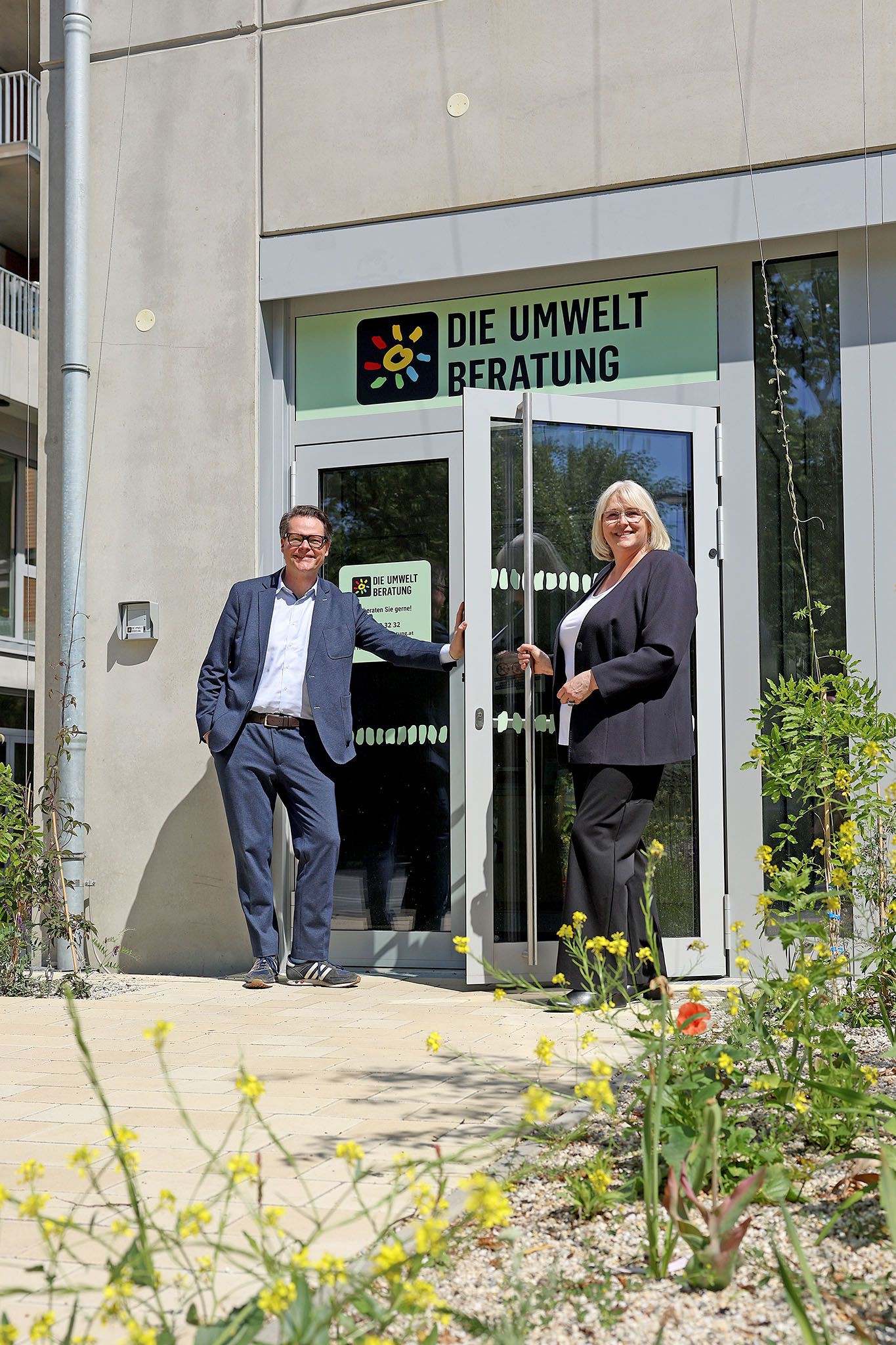 Klimastadtrat Jürgen Czernohorszky und Elisabeth Tangl, Leiterin von DIE UMWELTBERATUNG, beim Büroeingang