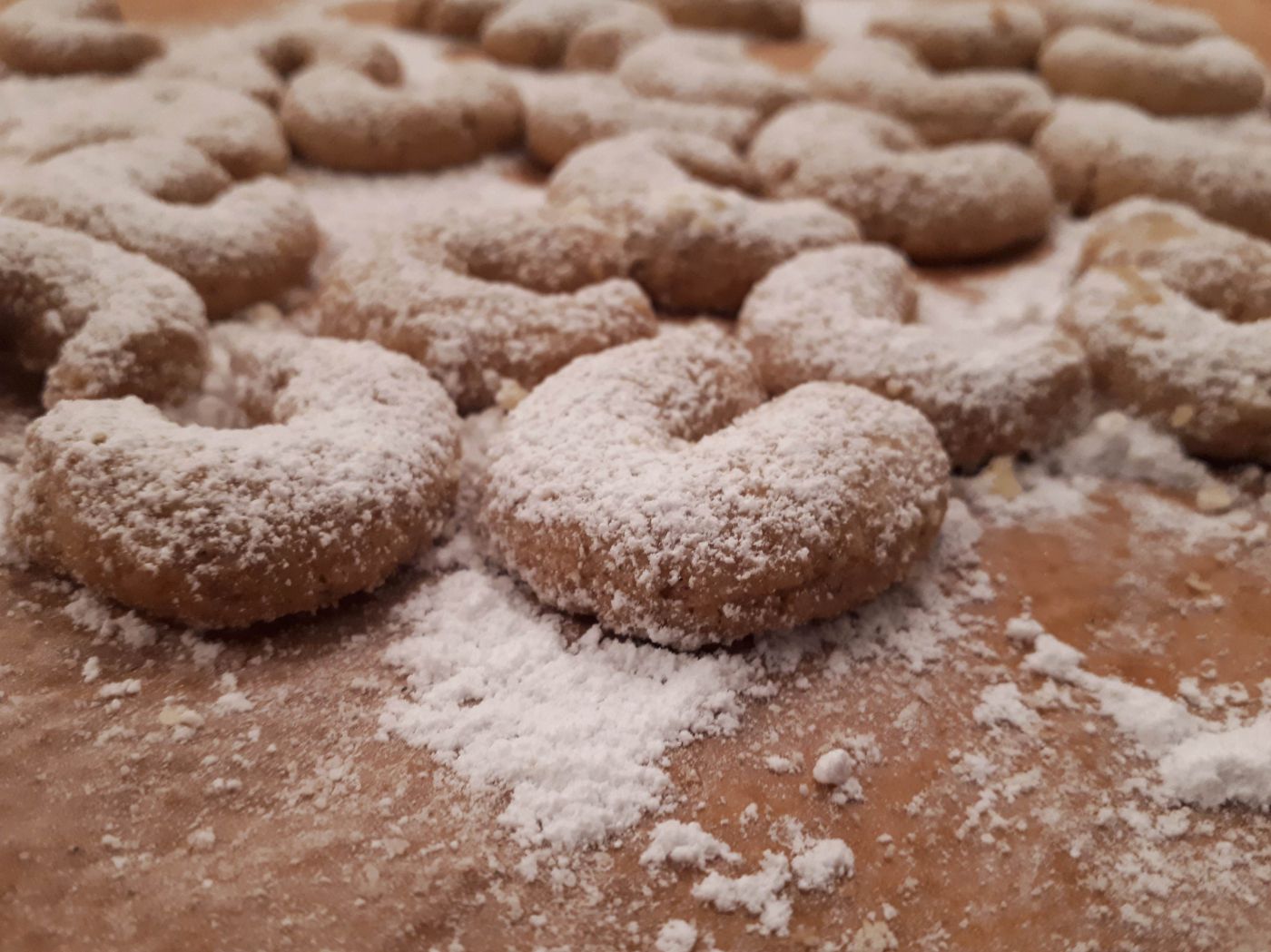 frisch gezuckerte Vanillekipferl aus Einkornmehl