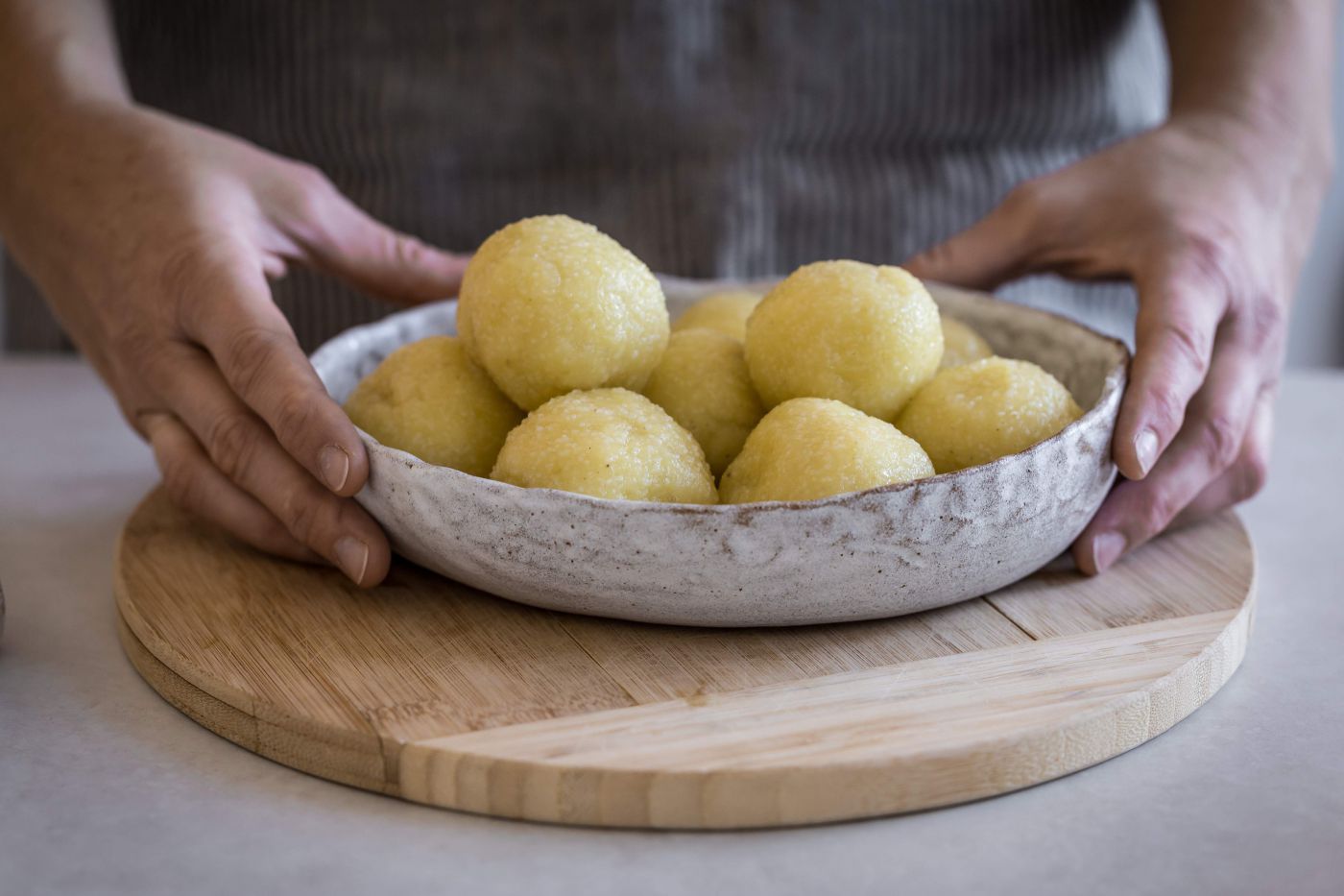 Erdäpfelknödel in einer hellen Schüssel