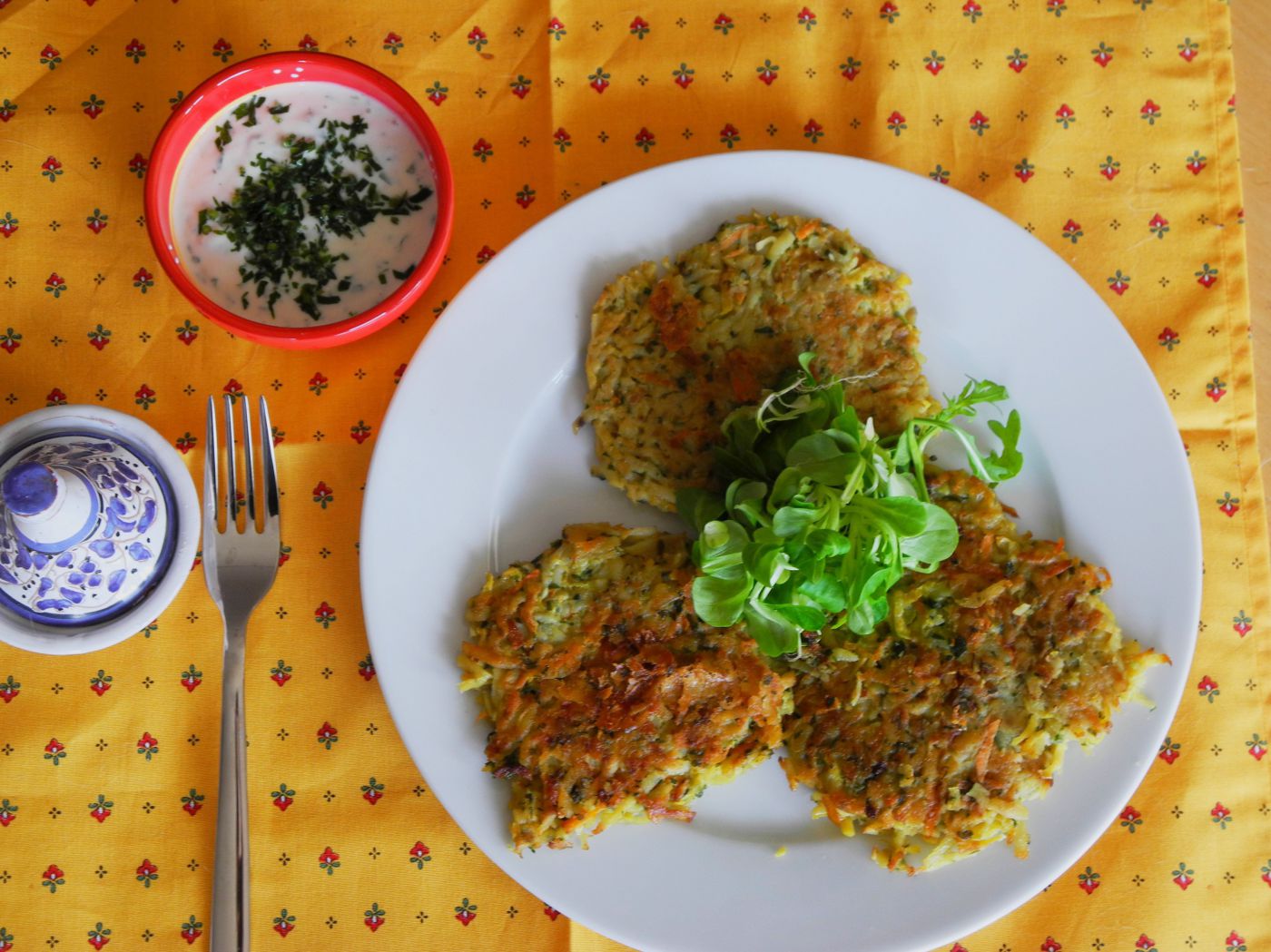 vegane Kartoffelpuffer am Teller angerichtet