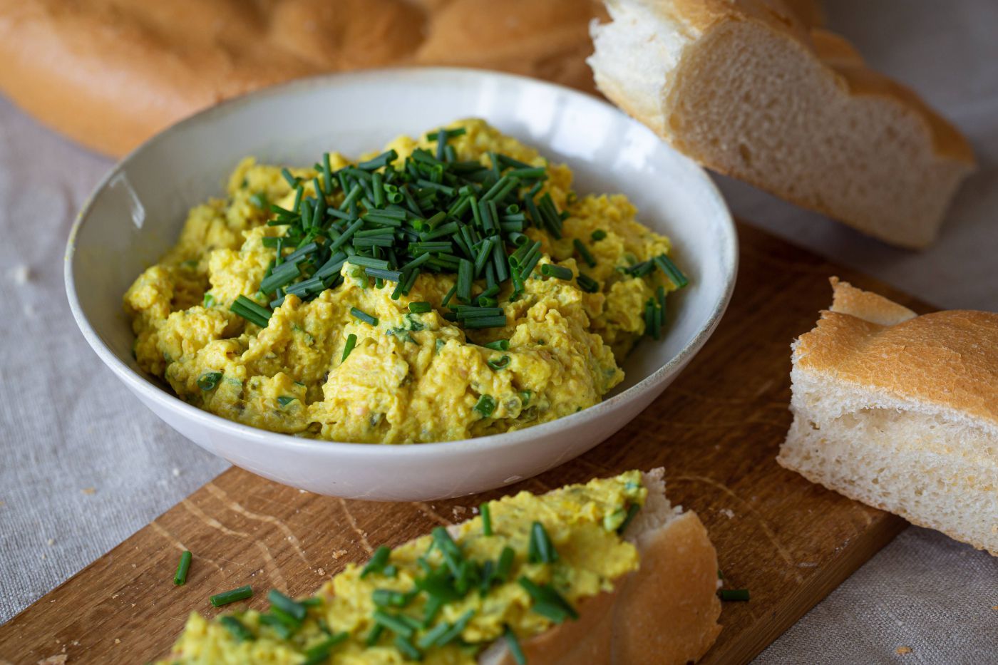 veganer Eieraufstrich mit Weißbrot