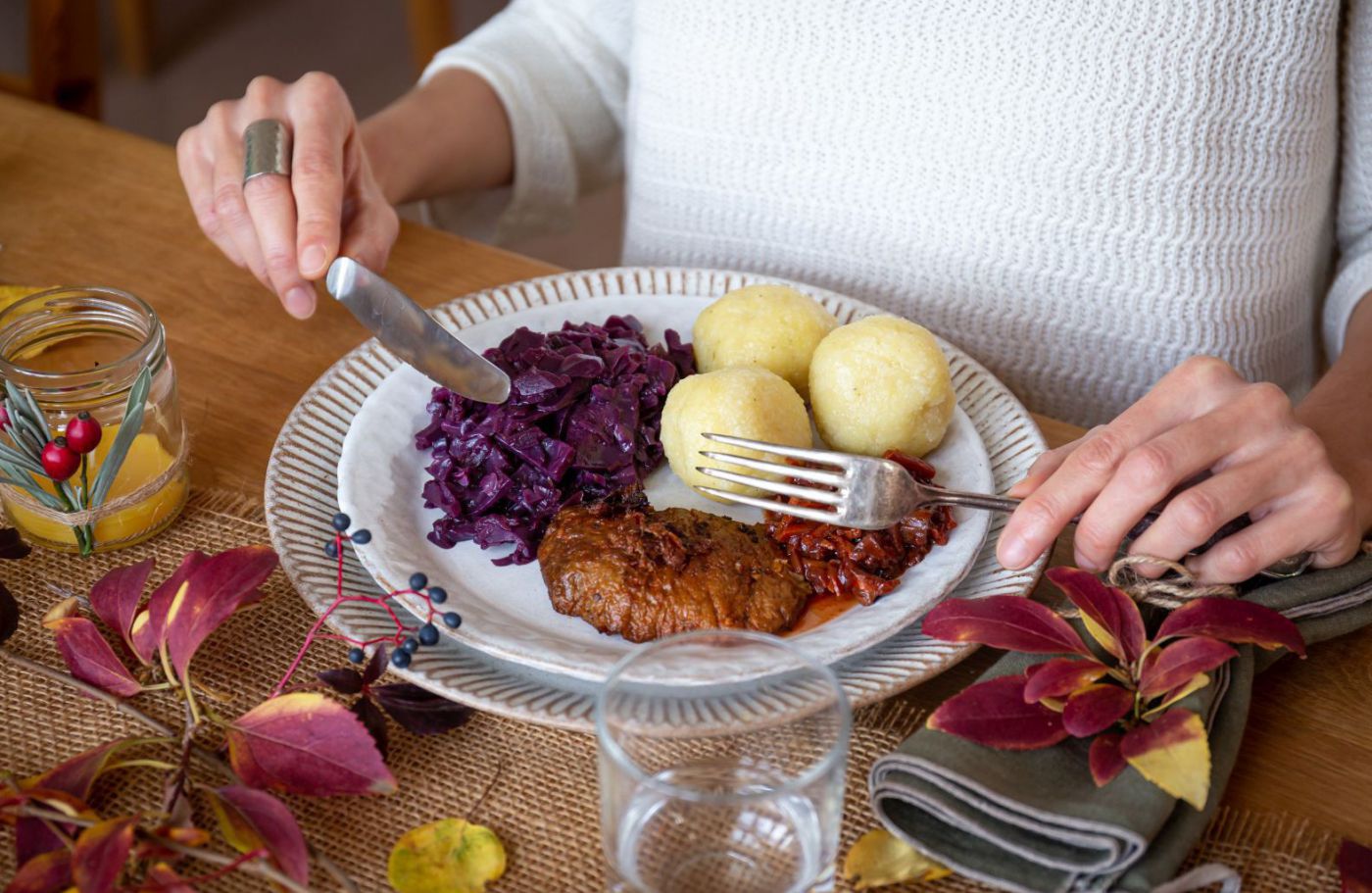 Veganes Gansl angerichtet mit Knödel und Rotkraut