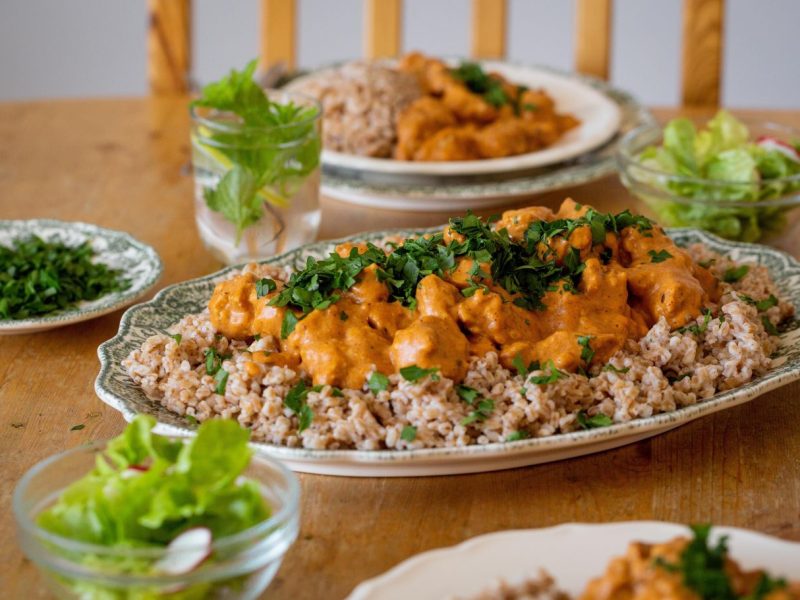 Paprikasoße mit Tempeh auf einem großen Teller angerichtet