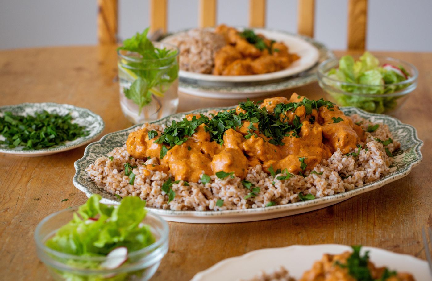 Paprikasoße mit Tempeh auf einem großen Teller angerichtet