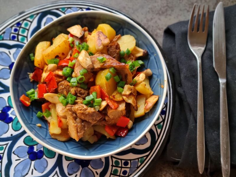 Veganes Gröstl in einer blauen Schüssel